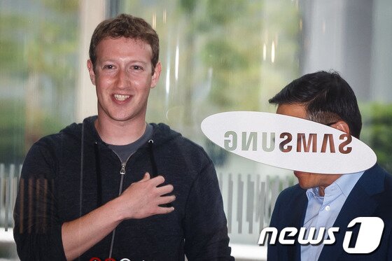 본문 이미지 - 소셜 네트워크 서비스(SNS) 페이스북(Facebook)의 CEO인 마크 저커버그가 18일 오후 서울 서초동 삼성전자를 방문, 사옥에 들어서고 있다. 사진 오른쪽은 이돈주 삼성전자 사장. 2013.6.18/뉴스1 © News1   유승관 기자
