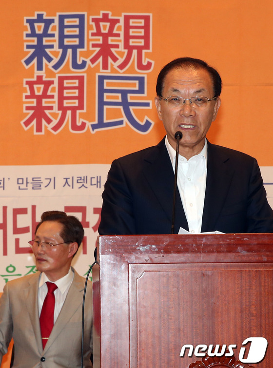 (서울=뉴스1) 송원영 기자 = 황우여 새누리당 대표가 18일 오후 서울 여의도 국회 헌정기념관 대강당에서 열린 '국회의원 의정활동 종합평가회 및 국회의원 헌정대상 시상식'에서 축 …