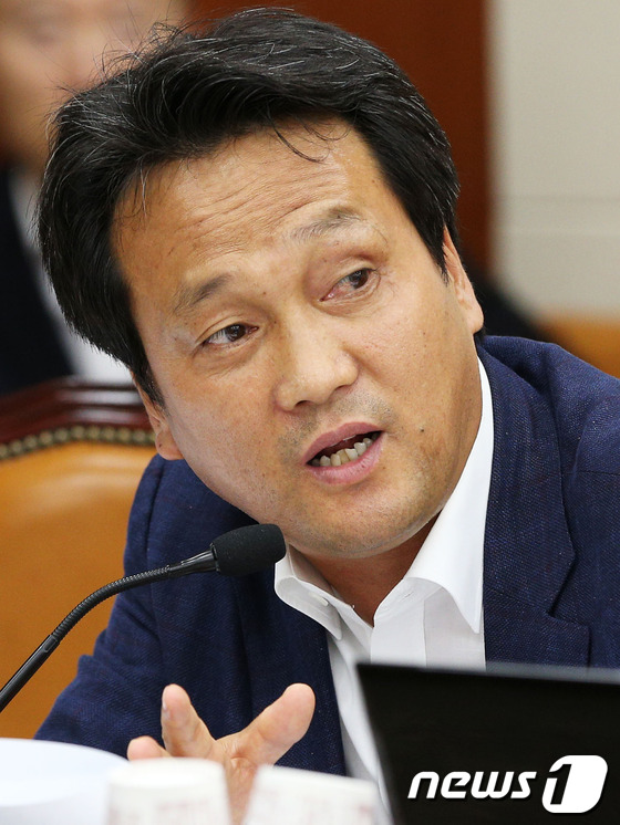 (서울=뉴스1) 오대일 기자 = 민주당 안민석 의원이 18일 오후 서울 여의도 국회에서 열린 기획재정위원회 전체회의에서 K사립대 이사장 가족의 페이퍼컴퍼니를 통한 비자금 조성 의혹 …