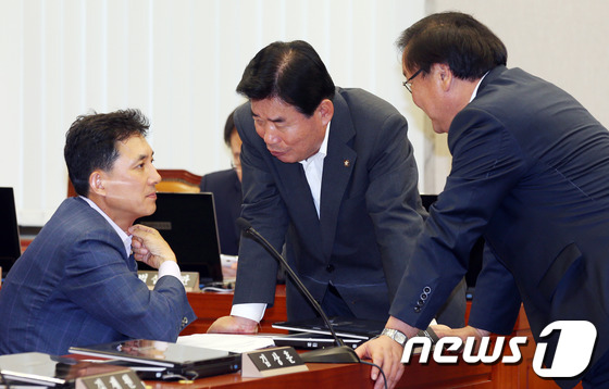 (서울=뉴스1) 허경 기자 = 18일 오후 서울 여의도 국회에서 열린 정치쇄신특별위원회 전체회의에서 김진표 위원장(가운데)이 여당 간사인 박민식 새누리당 의원(왼쪽), 야당 간사인 …