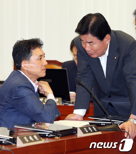 (서울=뉴스1) 허경 기자 = 18일 오후 서울 여의도 국회에서 열린 정치쇄신특별위원회 전체회의에서 김진표 위원장이 여당 간사인 박민식 새누리당 의원과 대화를 나누고 있다. 201 …