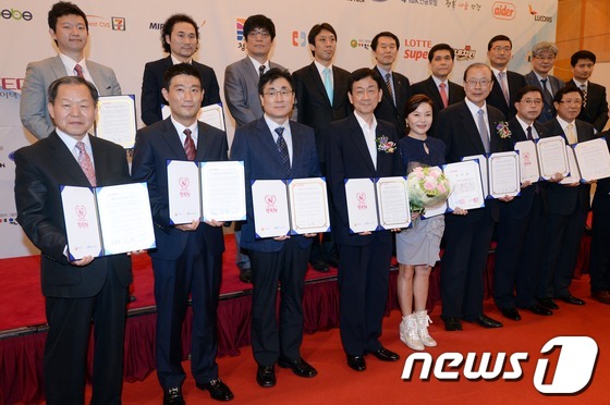 (서울=뉴스1) 손형주 기자 = 18일 오후 서울 마포구 가든호텔에서 열린 행복나눔 N 캠페인 기금전달 및 협약식에서 보건복지부 진영장관(왼쪽 4번째)과 차흥봉 한국사회복지협의회장 …