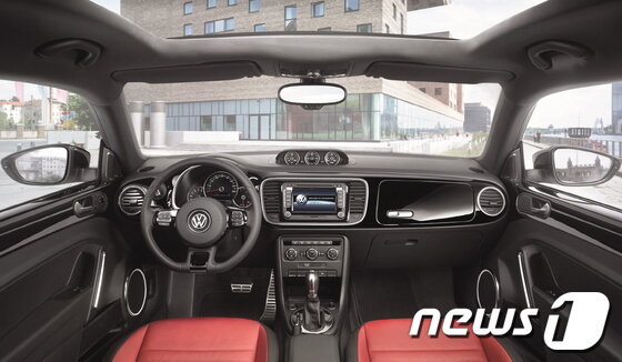 본문 이미지 - 폭스바겐 '더 비틀' 내부 디자인