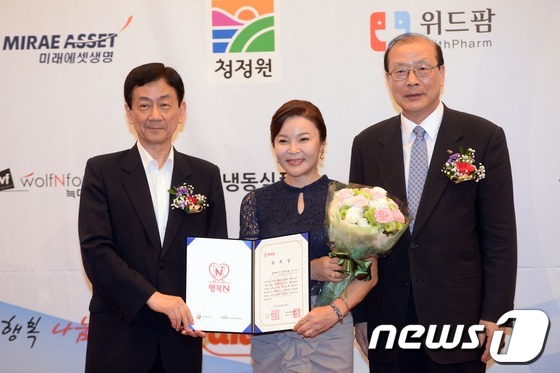 (서울=뉴스1) 손형주 기자 = 18일 오후 서울 마포구 가든호텔에서 열린 행복나눔 N 캠페인 기금전달 및 협약식에서 진영 보건복지부장관(왼쪽)과 차흥봉 협회장(오른쪽)이 홍보대사 …
