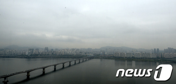 (서울=뉴스1) 안은나 기자 = 전국적으로 장맛비가 내린 18일 서울 여의도 63빌딩에서 바라본 도심이 먹구름으로 뒤덮여 있다. 기상청은 충정과 남부지방으로 국지성 폭우가 예상되며 …