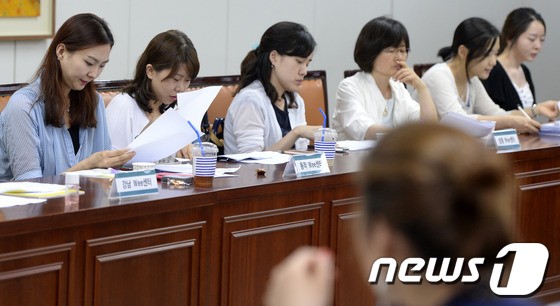 (서울=뉴스1) 안은나 기자 = 18일 오후 서울시교육청에서 열린 '생명존중 교육 및 자살 예방을 위한 전문상담교사 연수 및 협의회'에서 상담교사들이 자료를 살피고 있다. 이번 회 …
