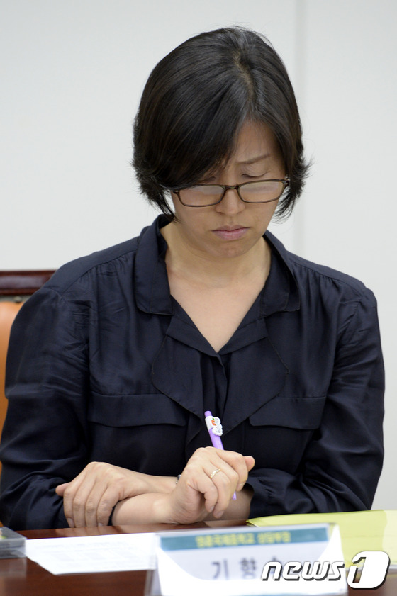 (서울=뉴스1) 안은나 기자 = 18일 오후 서울시교육청에서 열린 '생명존중 교육 및 자살 예방을 위한 전문상담교사 연수 및 협의회'에서 영훈국제중 기향숙 상담부장이 자료를 살피고 …