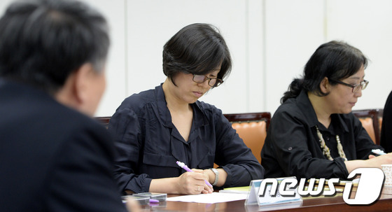 (서울=뉴스1) 안은나 기자 = 18일 오후 서울시교육청에서 열린 '생명존중 교육 및 자살 예방을 위한 전문상담교사 연수 및 협의회'에서 영훈국제중 기향숙 상담부장이 자료를 살피고 …