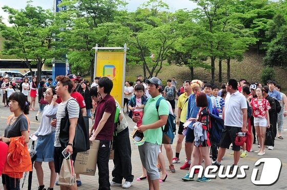 본문 이미지 - 18일 한국과 이란의 2014 브라질 월드컵 아시아 최종예선 A조 최종전이 열리는 울산 문수축구경기장에 입장하기 위해 시민들이 줄을 서 기다리고 있다. 2013.6.18/뉴스1   © News1   노화정 기자