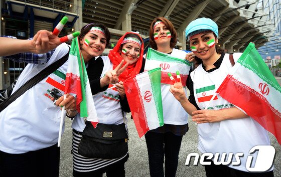 본문 이미지 - 이란 응원단이 18일 울산문수축구경기장에서 예정된 2014 브라질월드컵 최종예선 A조 8차전 대한민국과 이란의 경기를 관전하기 위해 입장을 기다리며 응원 준비를 하고 있다. 2013.6.18/뉴스1 © News1   박정호 기자