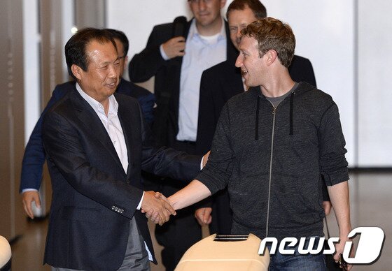 본문 이미지 - 소셜 네트워크 서비스(SNS) 페이스북(Facebook)의 CEO인 마크 저커버그가 18일 오후 서울 서초동 삼성전자 방문을 마친 뒤 사옥을 나서고 있다. 2013.6.18/뉴스1 © News1   박지혜 기자