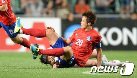 본문 이미지 - 18일 오후 울산 문수축구경기장에서 열린 '2014 브라질월드컵 최종예선 8차전' 한국과 이란과의 경기에서 이동국이 이란 선수와 몸싸움을 하고 있다.. 한국은 이날 이란에 패했으나 8회 연속 월드컵 본선 진출을 확정했다. 8회 연속 월드컵 본선 진출은 209개 국제축구연맹(FIFA) 가맹국 중 6번째에 해당한다.2013.6.18/뉴스1 © News1 이동원 기자