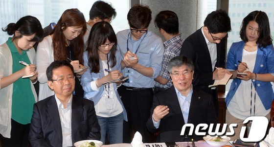 (서울=뉴스1) 손형주 기자 = 김중수 한국은행 총재가 19일 오전 서울 중구 소공동 한국은행에서 열린 경제동향간담회에서 모두발언을 하고 있다. 김 총재는 간담회에서 “미국과 일본 …