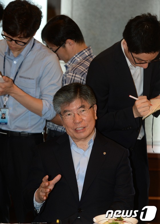 (서울=뉴스1) 손형주 기자 = 김중수 한국은행 총재가 19일 오전 서울 중구 소공동 한국은행에서 열린 경제동향간담회에서 모두발언을 하고 있다. 김 총재는 간담회에서 “미국과 일본 …