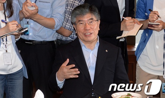 (서울=뉴스1) 손형주 기자 = 김중수 한국은행 총재가 19일 오전 서울 중구 소공동 한국은행에서 열린 경제동향간담회에서 참석자들과 환담을 나누고 있다. 김 총재는 간담회에서 “미 …