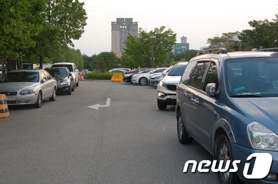 본문 이미지 - 주말이면 둔산대공원 앞 대로변까지 주차장으로 변해 버리고 있다.© News1 