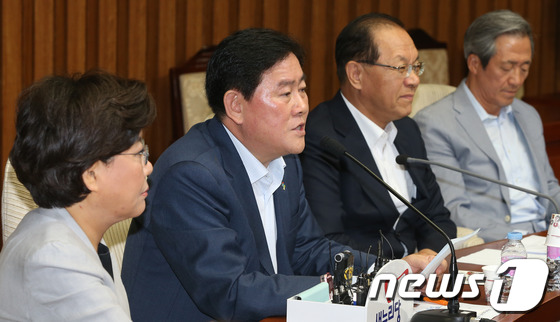 (서울=뉴스1) 송원영 기자 = 최경환 새누리당 원내대표가 19일 서울 여의도 국회에서 열린 최고중진연석회의에서 국가정보원의 정치·대선개입 의혹 사건과 관련, "국정원을 비호할 생 …