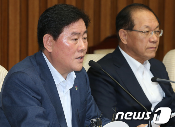 (서울=뉴스1) 송원영 기자 = 최경환 새누리당 원내대표가 19일 서울 여의도 국회에서 열린 최고중진연석회의에서 국가정보원의 정치·대선개입 의혹 사건과 관련, "국정원을 비호할 생 …