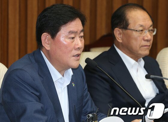 본문 이미지 - 최경환 새누리당 원내대표가 19일 서울 여의도 국회에서 열린 최고중진연석회의에서 국가정보원의 정치·대선개입 의혹 사건과 관련, 