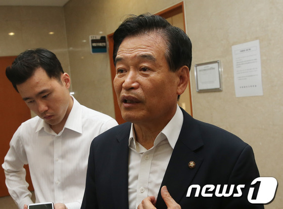 (서울=뉴스1) 송원영 기자 = 국회 정보위원장인 서상기 새누리당 의원이 19일 서울 여의도 국회 정론관에서 기자회견을 마치고 취재진의 질문에 답변하고 있다. 서 의원은 이날 기자 …