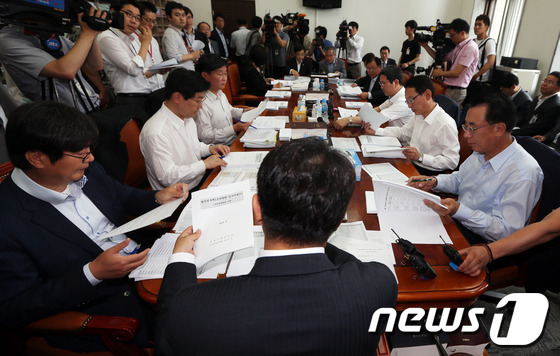 (서울=뉴스1) 허경 기자 = 19일 오전 서울 여의도 국회에서 열린 법제사법위원회 법안심사 제1소위원회에서 권성동 위원장과 의원들이 전두환 전 대통령의 미납 추징금 환수 문제와 …