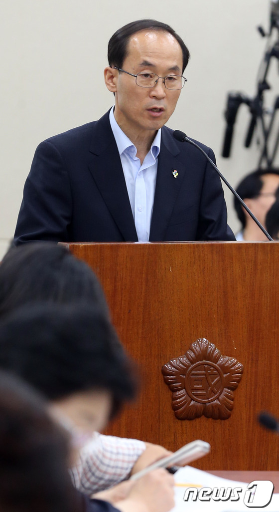 (서울=뉴스1) 송원영 기자 = 윤성규 환경부 장관이 19일 서울 여의도 국회에서 열린 환경노동위원회 전체회의에 출석해 업무보고를 하고 있다. 2013.6.19/뉴스1