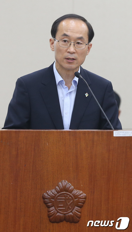 (서울=뉴스1) 송원영 기자 = 윤성규 환경부 장관이 19일 서울 여의도 국회에서 열린 환경노동위원회 전체회의에 출석해 업무보고를 하고 있다. 2013.6.19/뉴스1