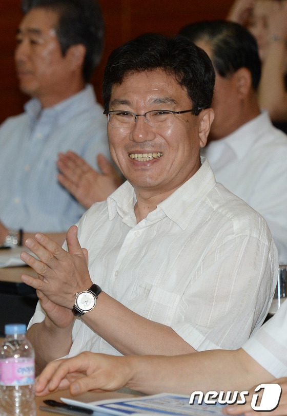 (서울=뉴스1) 양동욱 기자 = 윤상직 산업통상자원부 장관이 19일 오전 서울 중구 명동 포스트타워에서 열린 '산업계 절전경영 선포식'에 참석해 박수치고 있다. 2013.6.19/ …