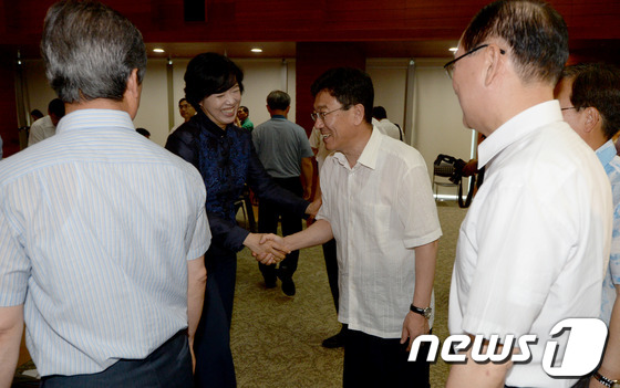 (서울=뉴스1) 양동욱 기자 = 윤상직 산업통상자원부 장관이 19일 오전 서울 중구 명동 포스트타워에서 열린 '산업계 절전경영 선포식'에서 KT 커뮤니케이션실장 김은혜 전무와 인사 …