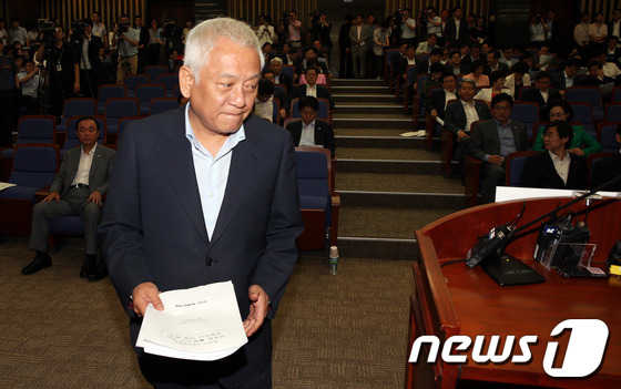 (서울=뉴스1) 허경 기자 = 김한길 민주당 대표가 19일 오전 서울 여의도 국회에서 열린 의원총회에서 모두발언을 하기 위해 연단으로 향하고 있다. 2013.6.19/뉴스1