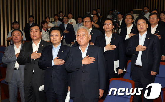(서울=뉴스1) 허경 기자 = 김한길 민주당 대표와 전병헌 원내대표 등 의원들이 19일 오전 서울 여의도 국회에서 열린 의원총회에서 국민의례를 하고 있다. 2013.6.19/뉴스1 …