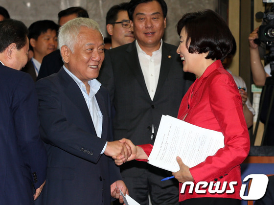 (서울=뉴스1) 허경 기자 = 김한길 민주당 대표가 19일 오전 서울 여의도 국회에서 열린 의원총회에서 박영선 의원과 인사하고 있다. 2013.6.19/뉴스1