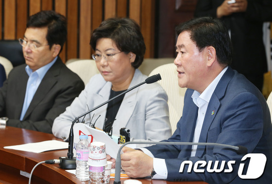 (서울=뉴스1) 송원영 기자 = 최경환 새누리당 원내대표가 19일 서울 여의도 국회에서 열린 최고중진연석회의에서 국가정보원의 정치·대선개입 의혹 사건과 관련, "국정원을 비호할 생 …