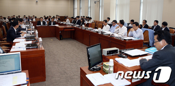 (서울=뉴스1) 허경 기자 = 19일 오전 서울 여의도 국회 기획재정위원회 회의실에서 열린 조세소위원회에서 여야 의원 및 정부부처 관계자들이 법안을 심사하고 있다. 2013.6.1 …