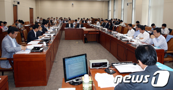 (서울=뉴스1) 허경 기자 = 19일 오전 서울 여의도 국회 기획재정위원회 회의실에서 열린 조세소위원회에서 여야 의원 및 정부부처 관계자들이 법안을 심사하고 있다. 2013.6.1 …