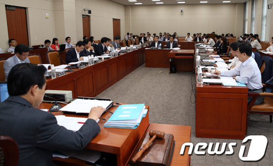(서울=뉴스1) 허경 기자 = 19일 오전 서울 여의도 국회 기획재정위원회 회의실에서 열린 조세소위원회에서 여야 의원 및 정부부처 관계자들이 법안을 심사하고 있다. 2013.6.1 …