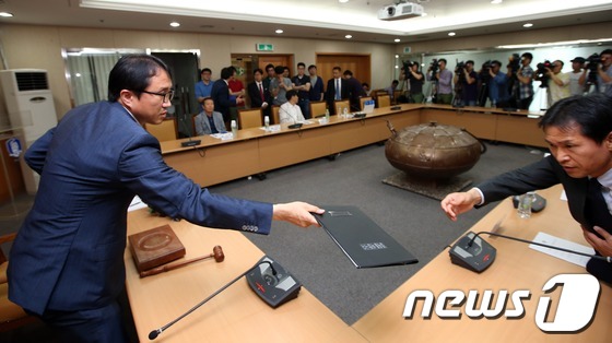 (서울=뉴스1) 한재호 기자 = 19일 오전 서울 신문로 축구회관에서 열린 기술위원회에서 황보관 기술위원장이 회의를 주재하고 있다. 브라질월드컵 본선 진출을 확정한 대표팀 최강희 …
