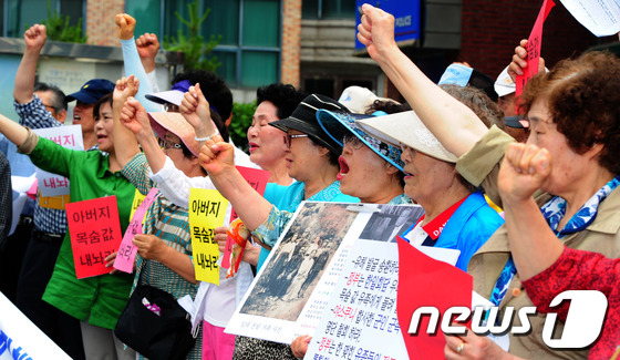 (서울=뉴스1) 윤선미 인턴기자 = 19일 오전 서울 종로구 청운효자동주민센터 앞에서 열린 일제 피해 보상법 제정을 촉구하는 기자회견에서 일제 국외 강제동원 군인군속 희생자 유가족 …