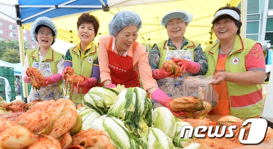 (서울=뉴스1) 박지혜 기자 = 사랑의 열매 봉사단원들이 19일 서울 성동구청 앞 광장에서 어려운 이웃들을 위한 사랑의 여름김치를 만들고 있다. 이날 담근 김치는 국민기초생활 보장 …