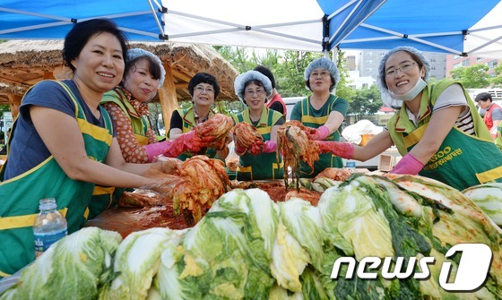 (서울=뉴스1) 박지혜 기자 = 사랑의 열매 봉사단원들이 19일 서울 성동구청 앞 광장에서 어려운 이웃들을 위한 사랑의 여름김치를 만들고 있다. 이날 담근 김치는 국민기초생활 보장 …