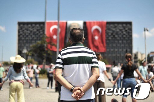 본문 이미지 - 18일(현지시간) 수백명의 시위대가 '두란아담(서있는 남자)' 시위에 동참했다. © AFP=News1 
