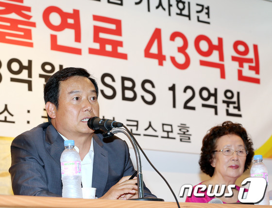 한영수 한국연기자노동조합 위원장이 19일 서울 영등포구 여의도동 국민일보 코스모홀에서 열린 MBC '아들녀석들' 출연료 미지급 긴급 기자회견에서 발언하고 있다. 한국연기자노동조합은 …