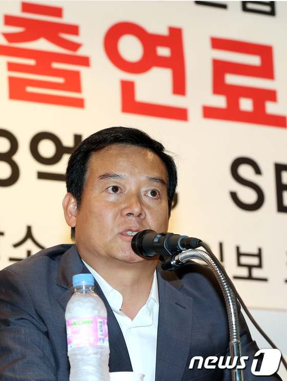 한영수 한국연기자노동조합위원장이 19일 서울 영등포구 여의도동 국민일보 코스모홀에서 열린 MBC '아들녀석들' 출연료 미지급 긴급 기자회견에 참석해 발언하고 있다. 한국연기자노동조 …