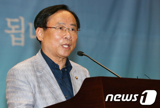 (서울=뉴스1) 오대일 기자 = 새누리당 이주영 여의도연구소장이 19일 서울 여의도 국회 의원회관에서 열린 무소속 안철수 의원의 싱크탱크 '정책네트워크 내일' 창립 기념 심포지엄에 …