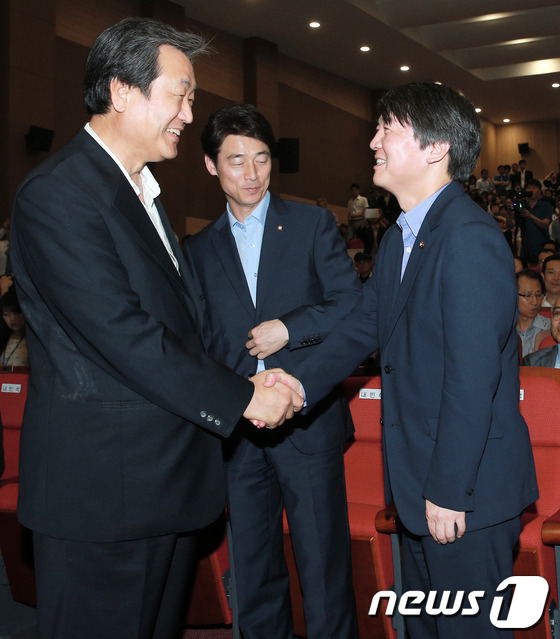 (서울=뉴스1) 오대일 기자 = 새누리당 김무성 의원이 19일 서울 여의도 국회 의원회관에서 열린 무소속 안철수 의원의 싱크탱크 '정책네트워크 내일' 창립 기념 심포지엄에 참석해 …