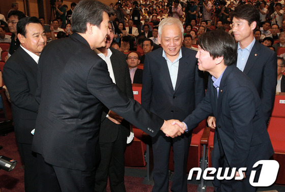 (서울=뉴스1) 오대일 기자 = 무소속 안철수 의원이 19일 서울 여의도 국회 의원회관에서 열린 자신의 싱크탱크 '정책네트워크 내일' 창립 기념 심포지엄에서 민주당 김한길 대표와 …