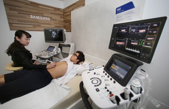 본문 이미지 -  지난 3월21일부터 서울 삼성동 코엑스에서 열린 '제29회 국제의료기기&병원설비전시회(KIMES2013)에서  삼성메디슨이 선보인 초음파 영상진단기 'H60'© News1  