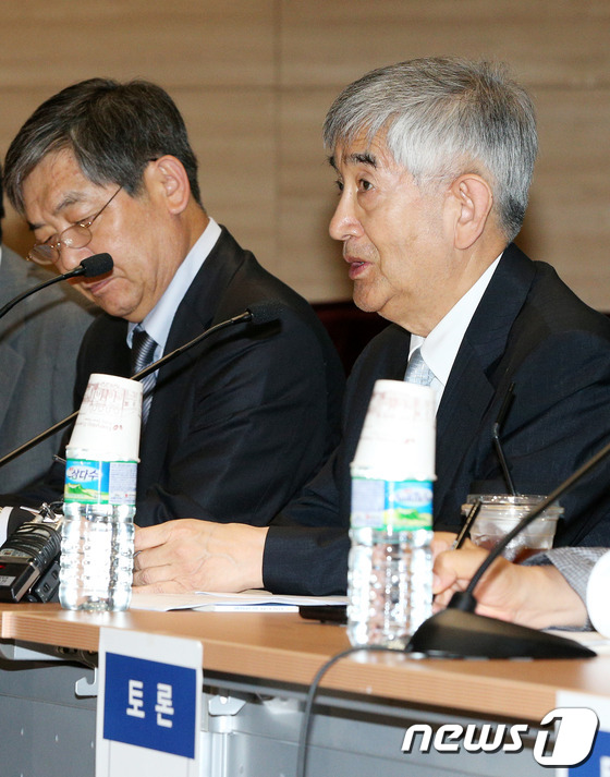 (서울=뉴스1) 오대일 기자 = 19일 서울 여의도 국회 의원회관에서 열린 무소속 안철수 의원의 싱크탱크 '정책네트워크 내일' 창립 기념 심포지엄에서 최장집 교수가 발제를 하고 있 …