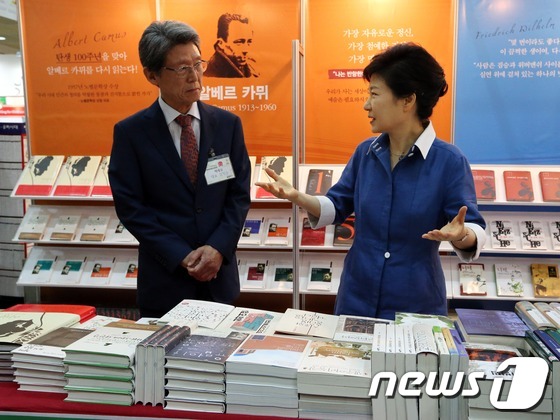 (서울=뉴스1) 박철중 기자 = 박근혜 대통령이 19일 오전 서울 삼성동 코엑스에서 열린 2013 서울국제도서전 개막식에 참석해 한 출판업체 관계자와 대화를 나누고 있다. (문화체 …