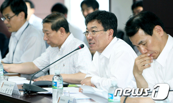 윤상직 산업통상자원부 장관이 19일 오후 서울 종로구 서린동 무역보험공사 대회의실에서 기재부, 외교부 등 관계부처와 오영호 KOTRA 사장 등 수출유관기관 및 자동차부품 수출기업 …